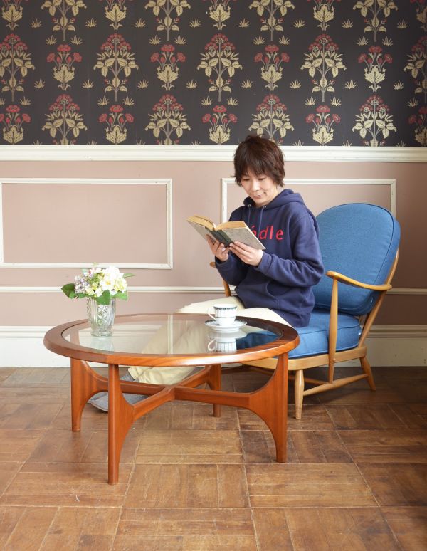 アンティークのテーブル　アンティーク家具　北欧スタイルのヴィンテージ家具、ガラス天板のセンターテーブル。シンプルでカッコイイ中に見える女性らしさ北欧スタイルのコーヒーテーブルは天板がガラスなので使いやすさもバッチリ。(m-414-f)