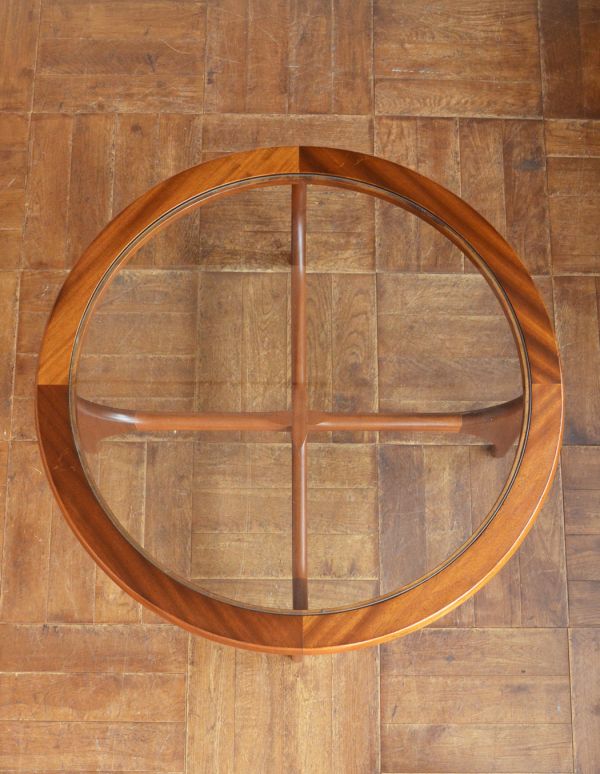 アンティークのテーブル　アンティーク家具　北欧スタイルのヴィンテージ家具、ガラス天板のセンターテーブル。上から見るとこんな感じ。(m-414-f)