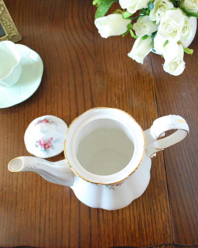 【雑貨類商品UP用】 アンティーク　ティーポット。上から見るとこんな感じです状態のいいものだけを選んでいますが、アンティークなのでキズや欠けがある場合があります。(htz-04-1-9)