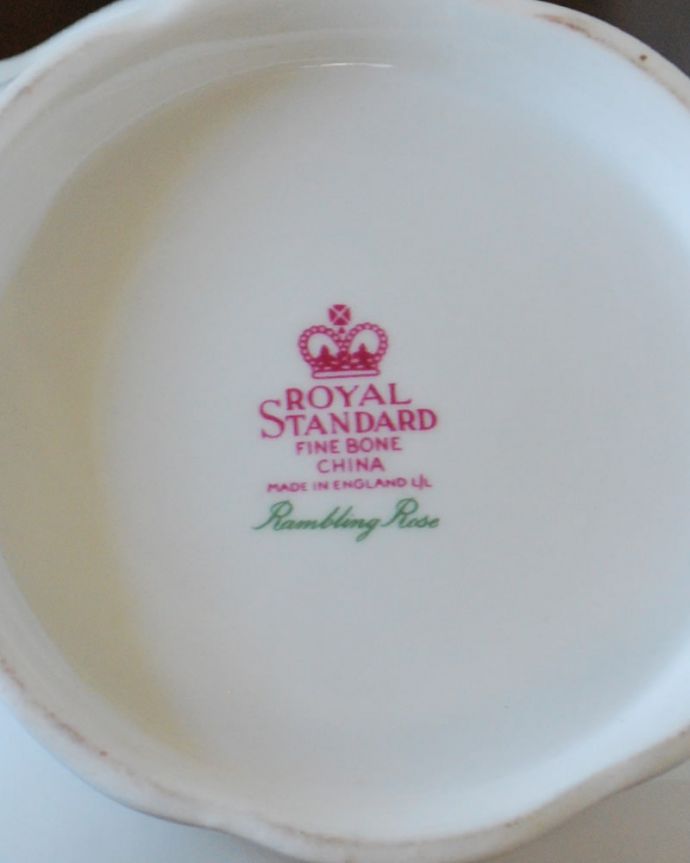 アンティーク雑貨　ポット　裏側には品質の証製造メーカー保証の意味がこもった窯印、ポーセリンマークがあります。(m-4143-z)