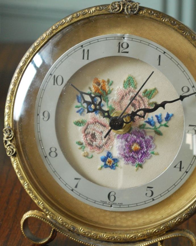 アンティーク 真鍮の雑貨　アンティーク雑貨　フランスのアンティーク雑貨、お花の刺繍が優雅なプチポワン時計。タイムスリップさせてくれる優しい文字盤アンティークの時計は、文字盤が何とも言えない優しい雰囲気。(m-4152-z)