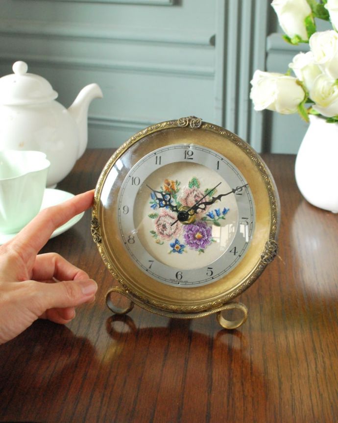 アンティーク 真鍮の雑貨　アンティーク雑貨　フランスのアンティーク雑貨、お花の刺繍が優雅なプチポワン時計。アンティークらしい独特のデザインアンティークなので多少のキズ・汚れがある場合があります。(m-4152-z)