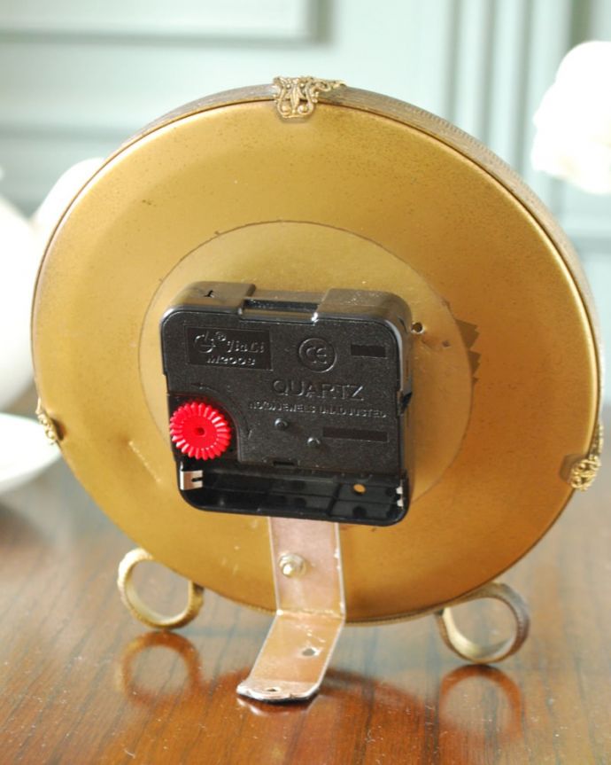 アンティーク 真鍮の雑貨　アンティーク雑貨　フランスのアンティーク雑貨、お花の刺繍が優雅なプチポワン時計。裏から見ると･･･クオーツは新しく交換しました。(m-4152-z)