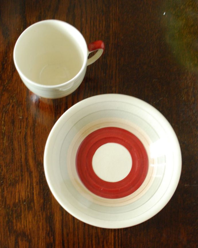 スージークーパー アンティーク雑貨 スージークーパーデミタスカップ&ソーサー 上から見るとこんな感じです状態のいいものだけを選んでいますが、アンティークなのでキズや欠けがある場合があります。(m-4158-z)