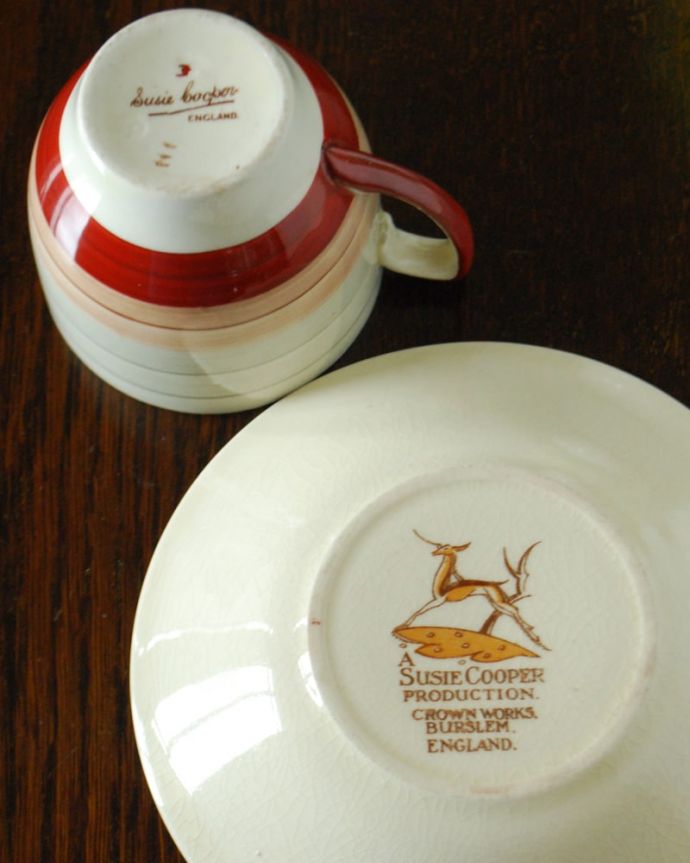 スージークーパー アンティーク雑貨 スージークーパーデミタスカップ&ソーサー 裏側のバックスタンプ1932~65年製造のスージークーパ―プロダクションで使われていたバックスタンプが押されています。(m-4158-z)