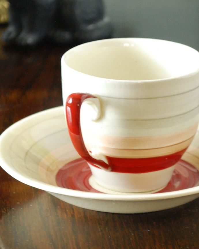 スージークーパー アンティーク雑貨 スージークーパーデミタスカップ&ソーサー バラとスミレの香りがするスージークーパー「フレグランス」と言う名前の付いた人気のデザインは、名前の通りいい香りがしてきそうなバラとスミレが咲いています。(m-4158-z)