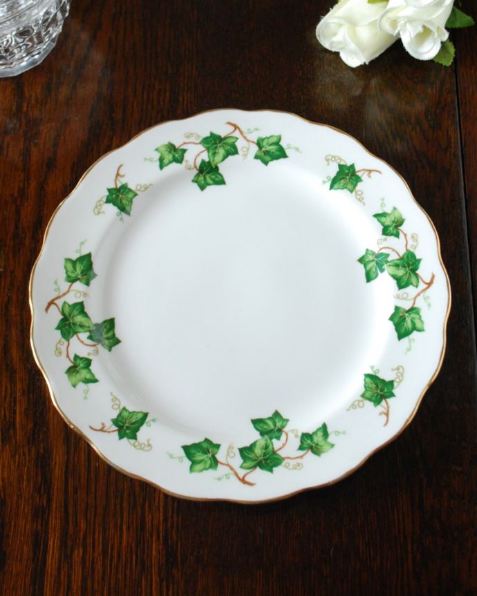 アンティーク 陶磁器の雑貨　アンティーク雑貨　コルクラフ　プレート大　上から見るとこんな感じです状態のいいものだけを選んでいますが、アンティークなのでキズや欠けがある場合があります。(m-4169-z)