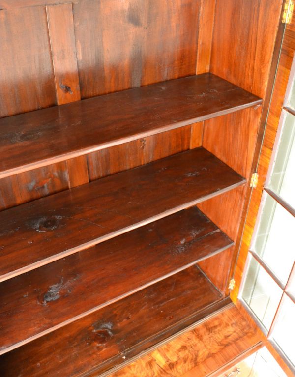 アンティークのキャビネット　アンティーク家具　アンティークの収納家具、英国のガラスキャビネット（食器棚）。しっかり収納力があるのが嬉しいですよね。(m-417-f)