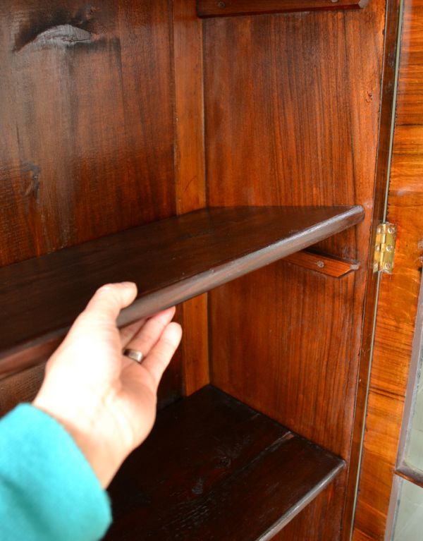 アンティークのキャビネット　アンティーク家具　アンティークの収納家具、英国のガラスキャビネット（食器棚）。棚板は木製です。(m-417-f)