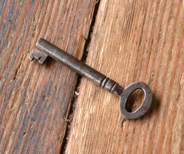 アンティークのキャビネット　アンティーク家具　アンティークの収納家具、英国のガラスキャビネット（食器棚）。アンティークのシンプルな鍵です。(m-417-f)