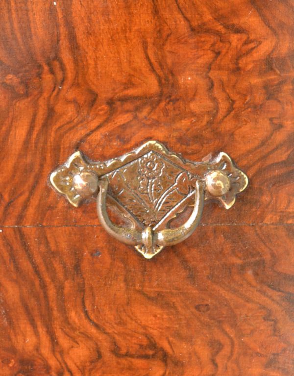 アンティークのキャビネット　アンティーク家具　アンティークの収納家具、英国のガラスキャビネット（食器棚）。引き出しはハンドルタイプの取っ手になっています。(m-417-f)