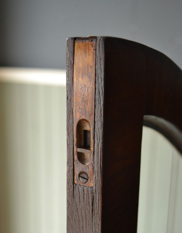 アンティークのキャビネット　アンティーク家具　アンティークの収納家具、英国のガラスキャビネット（食器棚）。扉を留めるためのストッパーも当時のものです。(m-417-f)