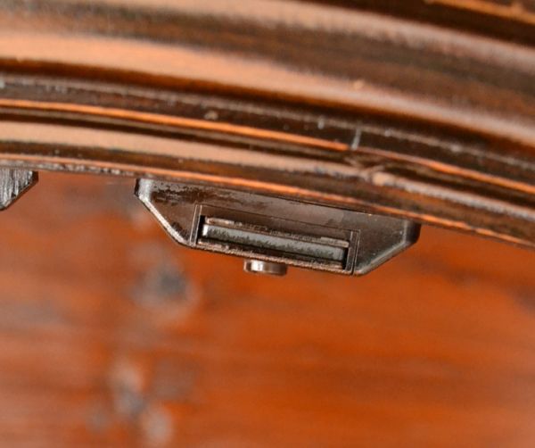 アンティークのキャビネット　アンティーク家具　アンティークの収納家具、英国のガラスキャビネット（食器棚）。扉にはマグネットが付いているので、開け閉めはスムーズです。(m-417-f)