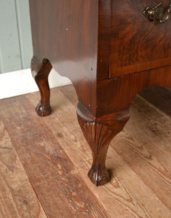 アンティークのキャビネット　アンティーク家具　アンティークの収納家具、英国のガラスキャビネット（食器棚）。脚の先まで凝ったデザインです。(m-417-f)