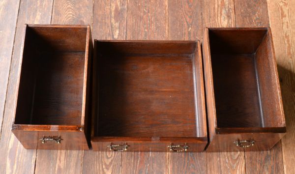 アンティークのキャビネット　アンティーク家具　アンティークの収納家具、英国のガラスキャビネット（食器棚）。引き出しは全部で３杯です。(m-417-f)