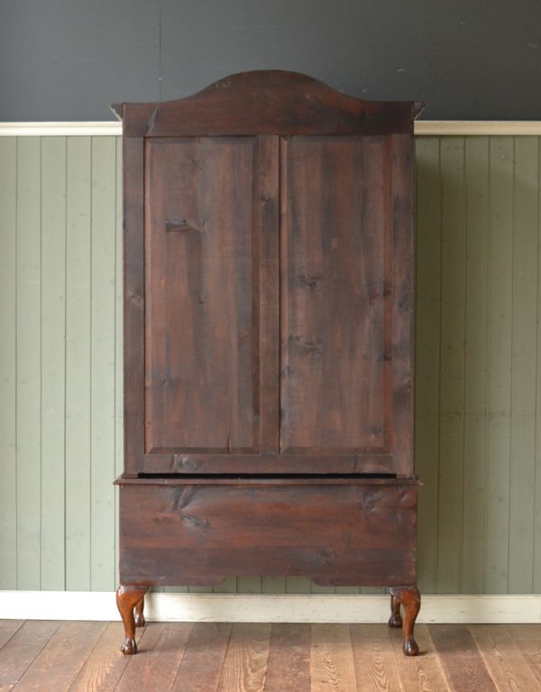 アンティークのキャビネット　アンティーク家具　アンティークの収納家具、英国のガラスキャビネット（食器棚）。しっかりメンテナンスしてあるので、裏側もキレイな状態です。(m-417-f)