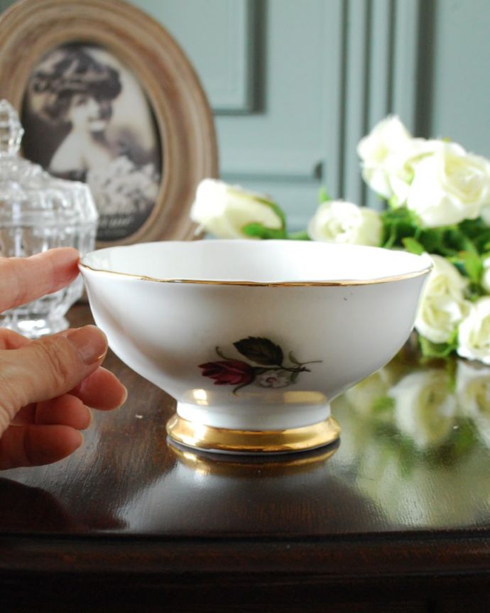 アンティーク 陶磁器の雑貨　アンティーク雑貨　BOWBELL シュガーポット　自分流の使い方で楽しんでくださいアンティークなのでキズや汚れはありますが、使えるものだけを選んできました。(m-4185-z)