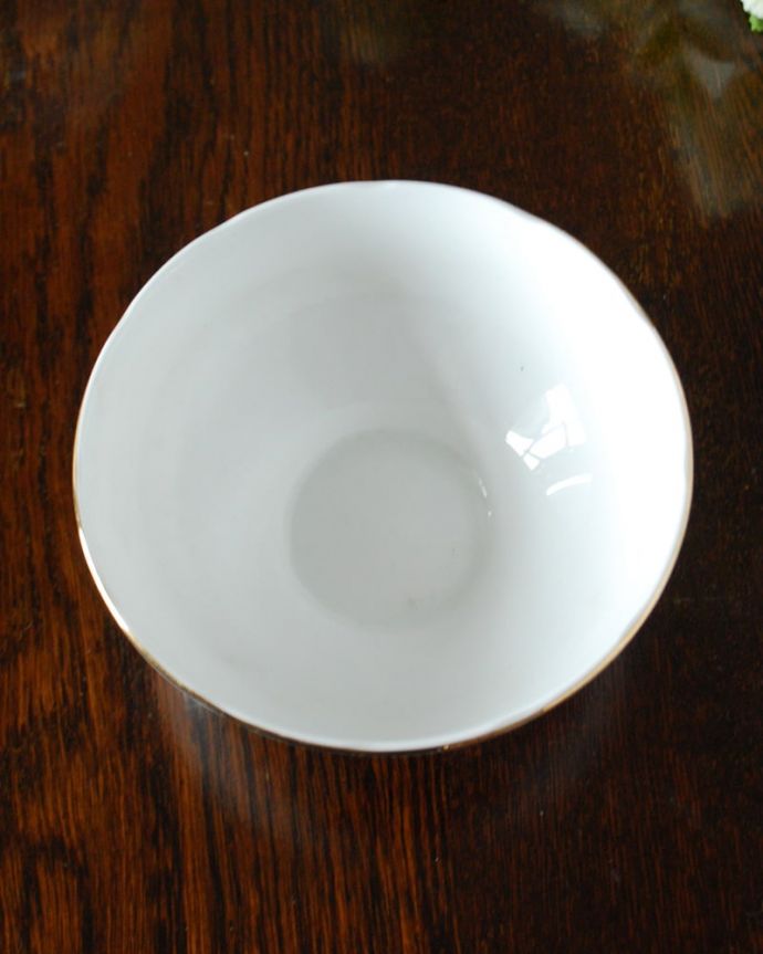 アンティーク 陶磁器の雑貨　アンティーク雑貨　BOWBELL シュガーポット　上からのぞいてみると･･･アンティークのため、多少の欠け・傷がある場合がありますが、使用上問題がないものだけを選んできたので、ご了承下さい。(m-4185-z)