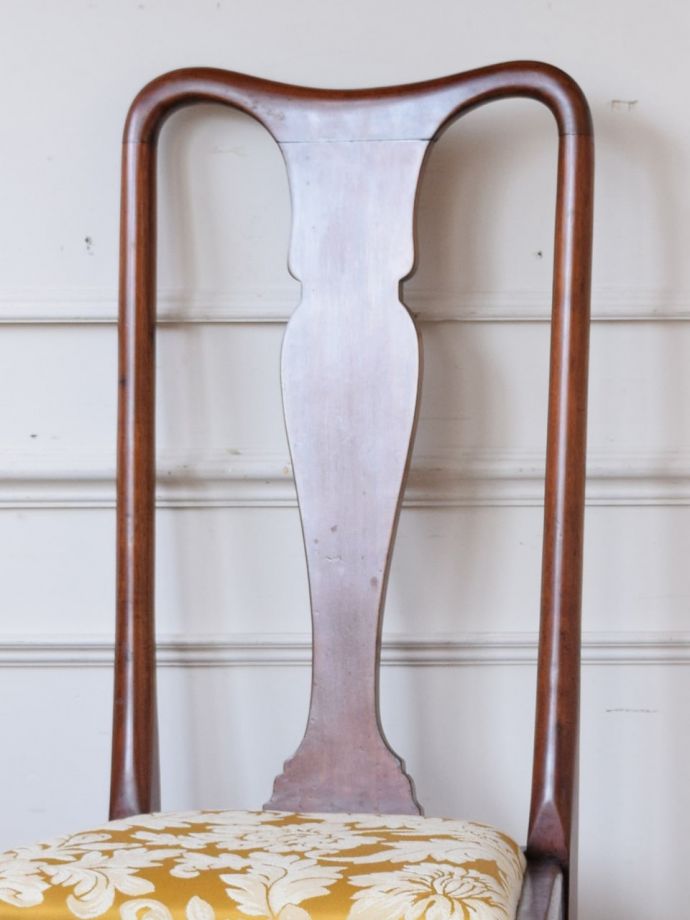 背もたれが美しいアンティークの椅子