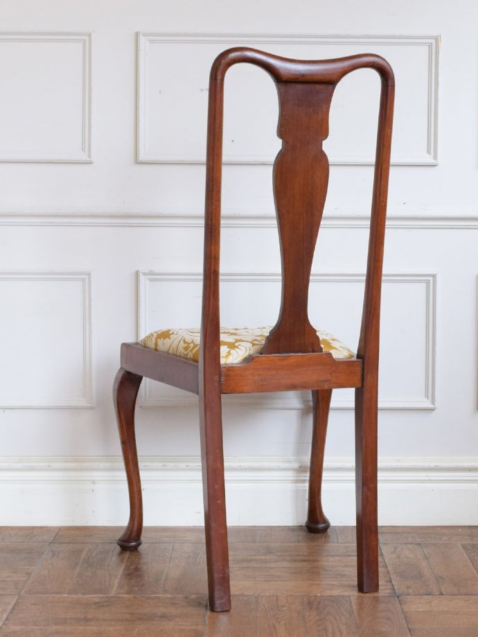 アンティークのクィーンアンチェアの後ろ姿