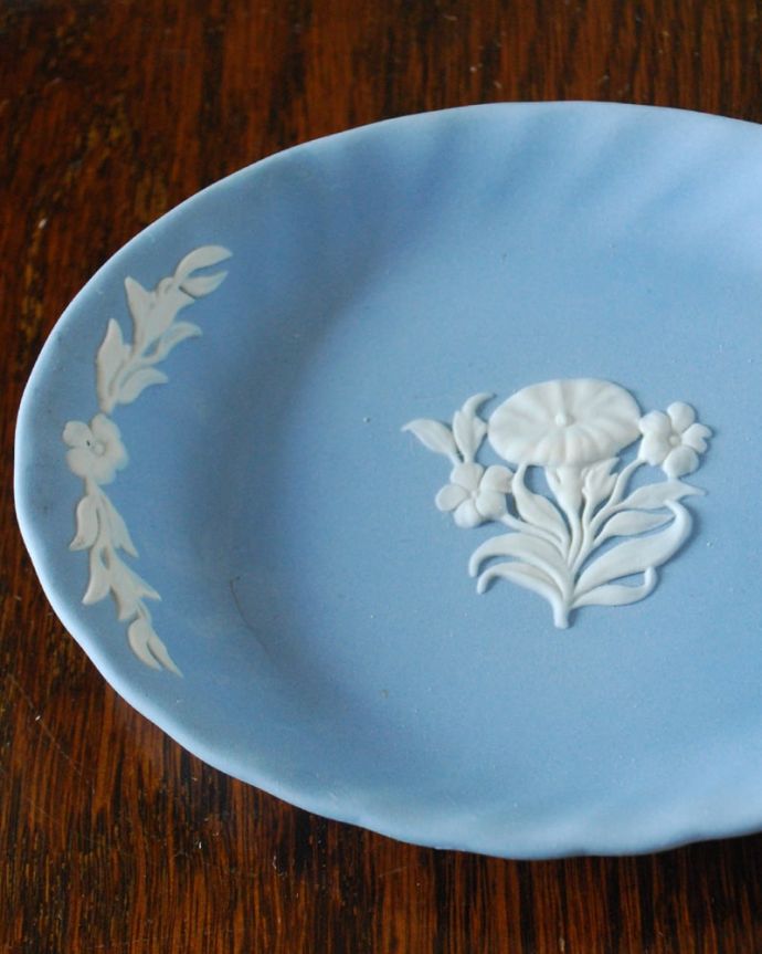 アンティーク 陶磁器の雑貨 アンティーク雑貨 ウェジウッド社ジャスパーウェアフラワープレート 古代美術がモチーフになっている模様ぷっくりと浮かび上がる白い模様は、古代ギリシャ・ローマ美術の装飾をモチーフにした繊細で優雅なデザインです。(m-4190-z)