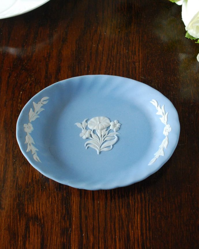 アンティーク 陶磁器の雑貨 アンティーク雑貨 ウェジウッド社ジャスパーウェアフラワープレート 上から見るとこんな感じですアンティークのため、多少の欠け・傷がある場合がありますが、使用上問題はありませんので、ご了承下さい。(m-4190-z)