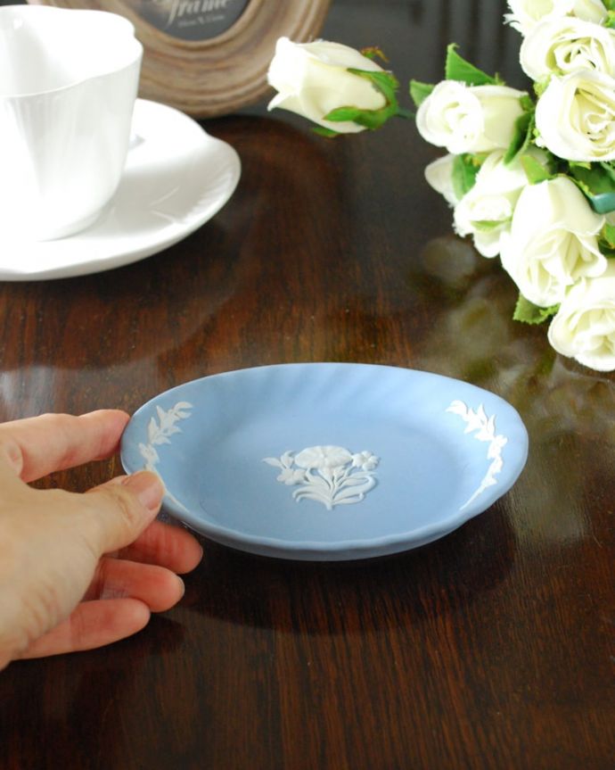 アンティーク 陶磁器の雑貨 アンティーク雑貨 ウェジウッド社ジャスパーウェアフラワープレート 宝石のような美しさを追求した焼き物なんとも言えない滑らかな手触りが、ジャスパーウエアの特長。(m-4190-z)