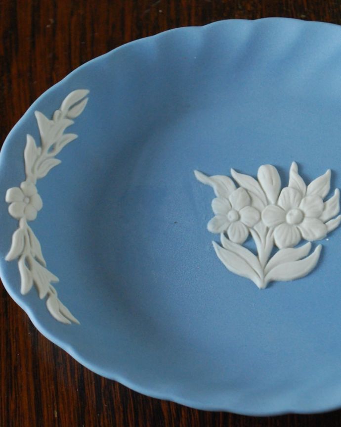 アンティーク 陶磁器の雑貨 アンティーク雑貨 ウェジウッド社ジャスパーウェアフラワープレート 古代美術がモチーフになっている模様ぷっくりと浮かび上がる白い模様は、古代ギリシャ・ローマ美術の装飾をモチーフにした繊細で優雅なデザインです。(m-4191-z)