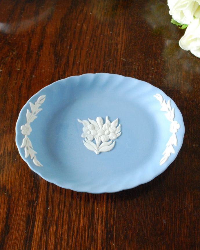 アンティーク 陶磁器の雑貨 アンティーク雑貨 ウェジウッド社ジャスパーウェアフラワープレート 上から見るとこんな感じですアンティークのため、多少の欠け・傷がある場合がありますが、使用上問題はありませんので、ご了承下さい。(m-4191-z)