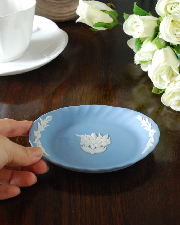 アンティーク 陶磁器の雑貨 アンティーク雑貨 ウェジウッド社ジャスパーウェアフラワープレート 宝石のような美しさを追求した焼き物なんとも言えない滑らかな手触りが、ジャスパーウエアの特長。(m-4191-z)