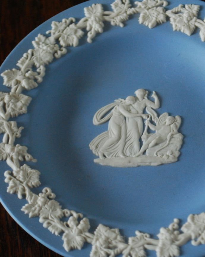 アンティーク 陶磁器の雑貨 アンティーク雑貨 ウェジウッド社ジャスパーウェアプレート 古代美術がモチーフになっている模様ぷっくりと浮かび上がる白い模様は、古代ギリシャ・ローマ美術の装飾をモチーフにした繊細で優雅なデザインです。(m-4194-z)