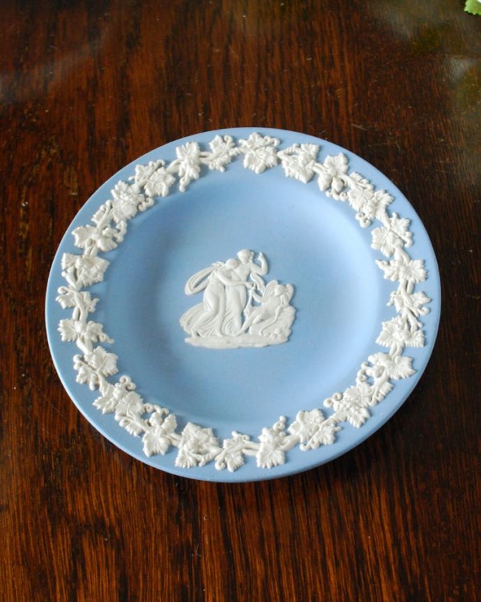 アンティーク 陶磁器の雑貨 アンティーク雑貨 ウェジウッド社ジャスパーウェアプレート 上から見るとこんな感じですアンティークのため、多少の欠け・傷がある場合がありますが、使用上問題はありませんので、ご了承下さい。(m-4194-z)