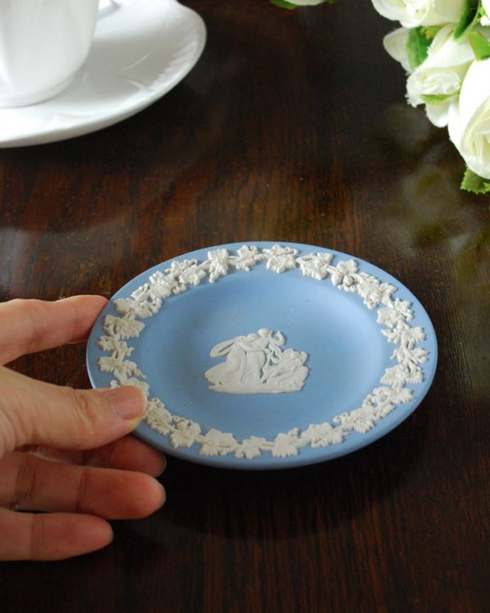 アンティーク 陶磁器の雑貨 アンティーク雑貨 ウェジウッド社ジャスパーウェアプレート 宝石のような美しさを追求した焼き物なんとも言えない滑らかな手触りが、ジャスパーウエアの特長。(m-4194-z)