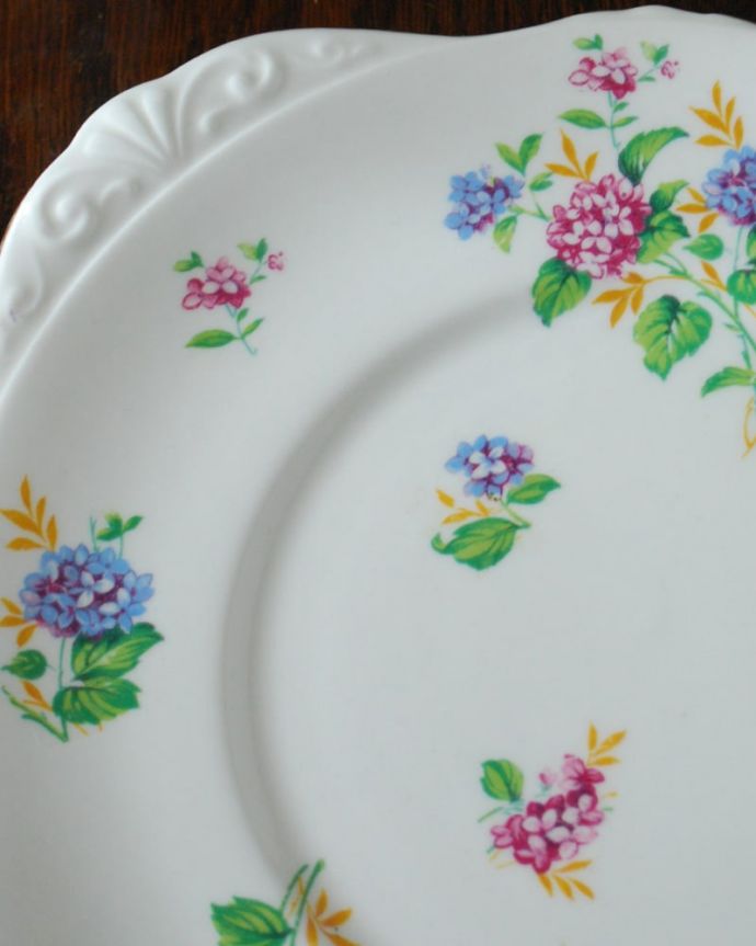 アンティーク 陶磁器の雑貨 アンティーク雑貨 プレート大 実用的にも飾っても使える華やなアンティークのプレートお料理を盛り付けるためだけのものではなく、お客様をもてなすために観賞用の目的もあったので、アンティークのプレートは、まるで絵画のように美しい模様なんです。(m-4198-z)