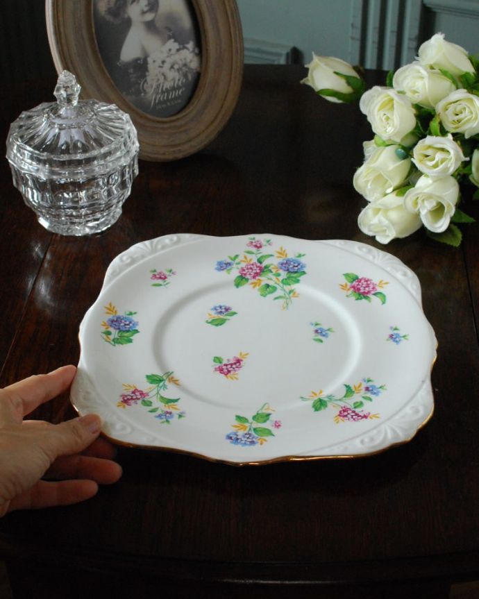 アンティーク 陶磁器の雑貨 アンティーク雑貨 プレート大 飾って使って楽しむアンティーク食卓で使うのはもちろん、作品として飾っておくコレクターも多いアンティークのディナープレートです。(m-4198-z)