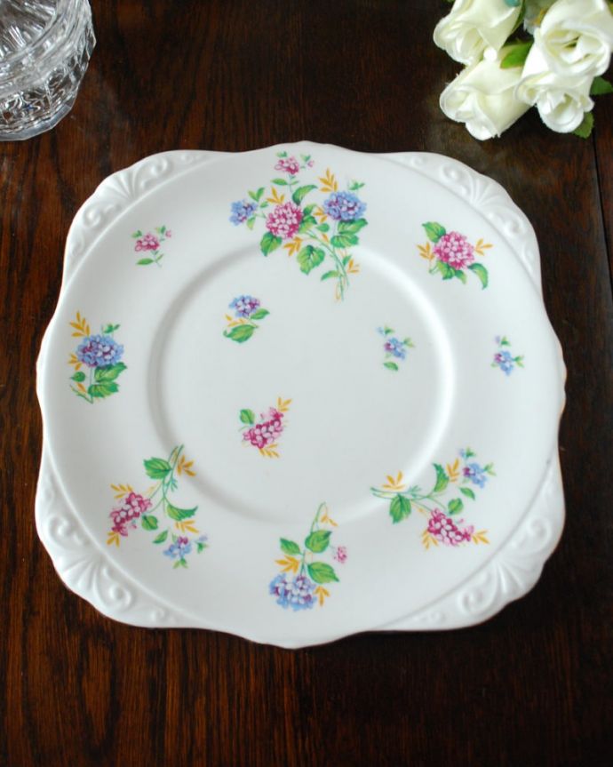 アンティーク 陶磁器の雑貨 アンティーク雑貨 プレート大 上から見るとこんな感じです状態のいいものだけを選んでいますが、アンティークなのでキズや欠けがある場合があります。(m-4198-z)