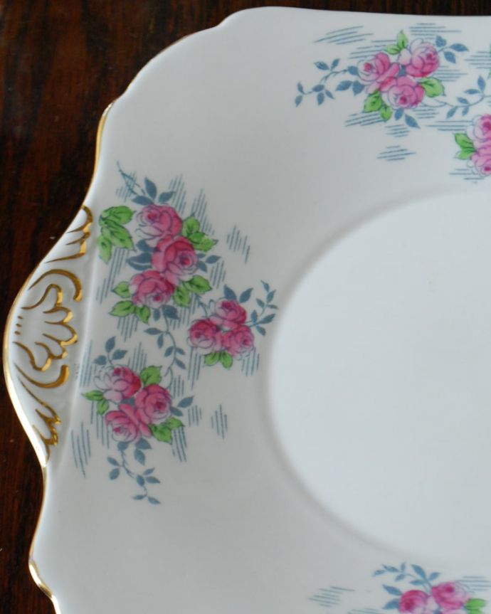 アンティーク 陶磁器の雑貨　アンティーク雑貨　CROSVENOR プレート大　ティータイムでバター付きのパンを置くための一枚Bread＆Butterプレート、通称B＆Bプレートと呼ばれるお皿。(m-4199-z)