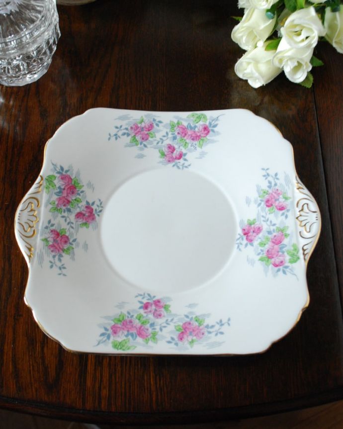 アンティーク 陶磁器の雑貨　アンティーク雑貨　CROSVENOR プレート大　上から見るとこんな感じです状態のいいものだけを選んでいますが、アンティークなのでキズや欠けがある場合があります。(m-4199-z)