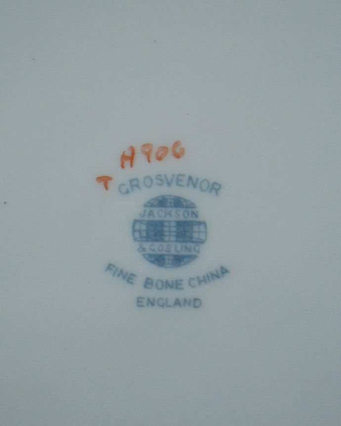 アンティーク 陶磁器の雑貨　アンティーク雑貨　CROSVENOR プレート大　裏側には品質の証製造メーカー保証の意味がこもった窯印、ポーセリンマークがあります。(m-4199-z)