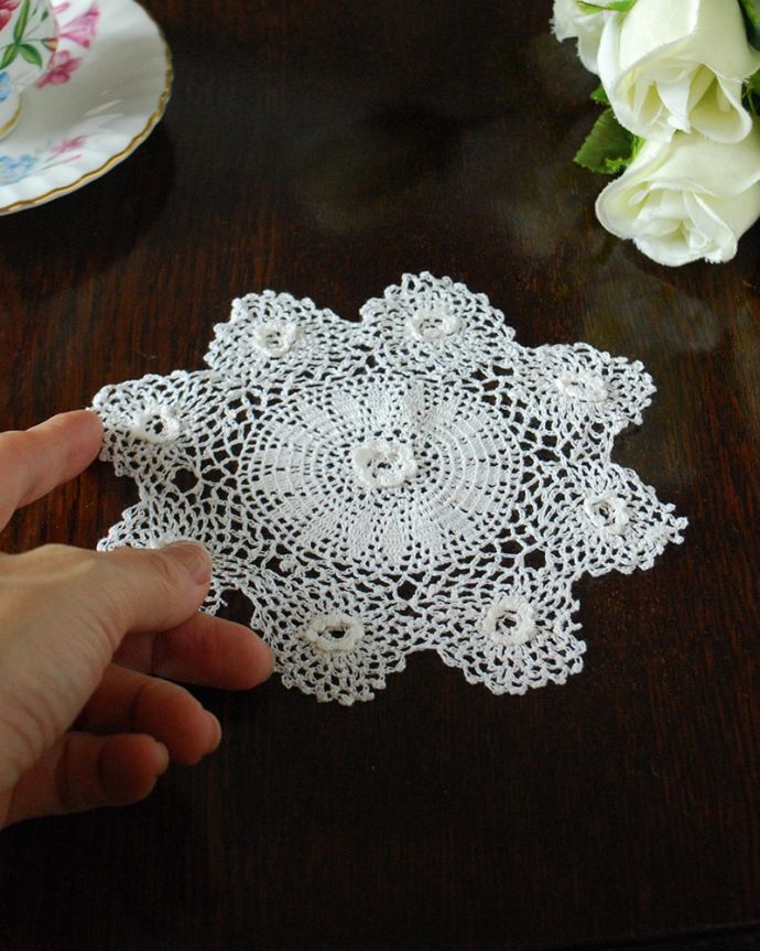 アンティーク 布製の雑貨　アンティーク雑貨　ハンドメイドドイリー　コンディションの良いものだけを選びましたアンティークなので、多少の汚れやシミがある場合がありますが、キレイなものだけを選んできました。(m-4206-z)