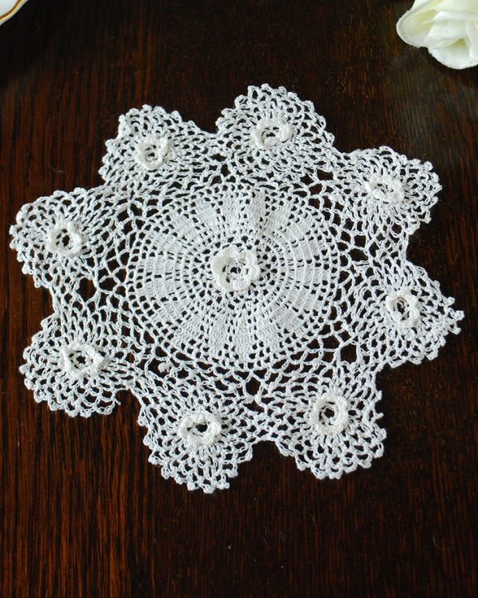 アンティーク 布製の雑貨　アンティーク雑貨　ハンドメイドドイリー　上から見ると･･･こんな形のドイリーです。(m-4206-z)