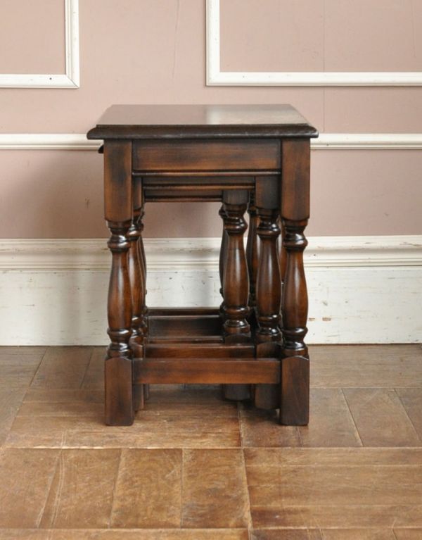 ロイドテーブル　アンティーク家具　重厚感あるアンティークの英国家具、ネストテーブル（コーヒーテーブル）。大きさも高さも違う３つのテーブルは用途や場所によって使い分けられるからとっても便利！。(m-421-f)