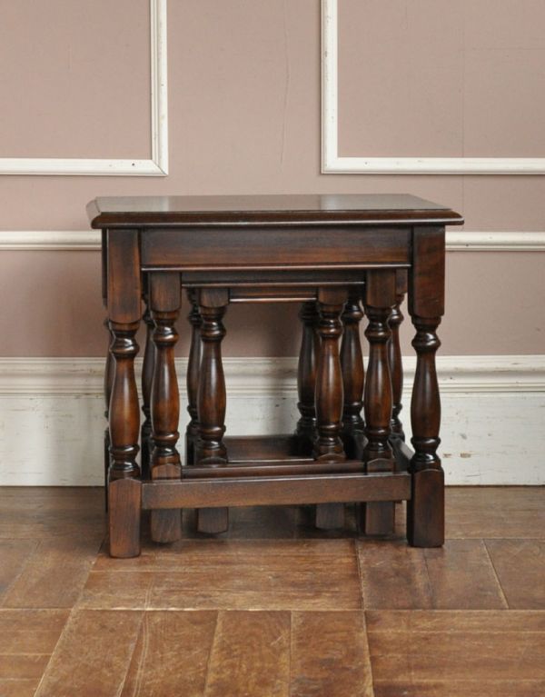 ロイドテーブル　アンティーク家具　重厚感あるアンティークの英国家具、ネストテーブル（コーヒーテーブル）。専門の職人によってお直ししていますが、アンティークは新品ではありません。(m-421-f)