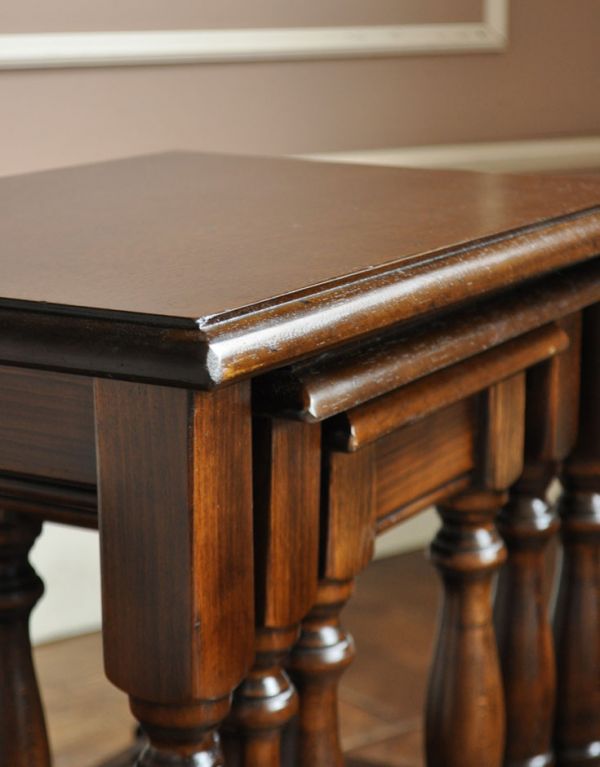 ロイドテーブル　アンティーク家具　重厚感あるアンティークの英国家具、ネストテーブル（コーヒーテーブル）。スッキリしまえて、便利。(m-421-f)