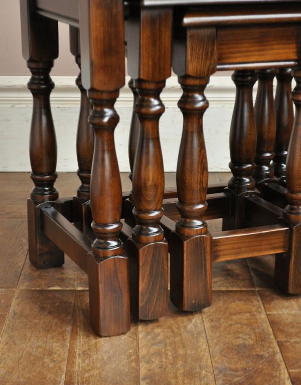 ロイドテーブル　アンティーク家具　重厚感あるアンティークの英国家具、ネストテーブル（コーヒーテーブル）。キチンとお直ししてありますので、安定感のある脚です。(m-421-f)