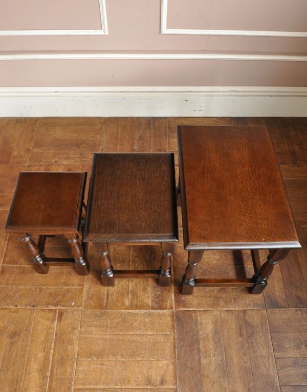 ロイドテーブル　アンティーク家具　重厚感あるアンティークの英国家具、ネストテーブル（コーヒーテーブル）。大・中・小サイズのテーブルがセットでお届けします。(m-421-f)