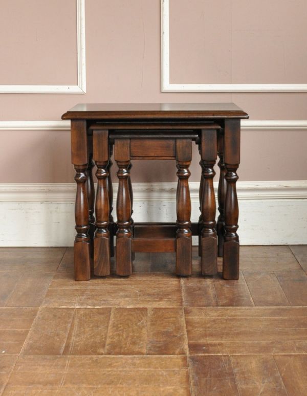 ロイドテーブル　アンティーク家具　重厚感あるアンティークの英国家具、ネストテーブル（コーヒーテーブル）。小さなテーブルはこんな風に収まります。(m-421-f)