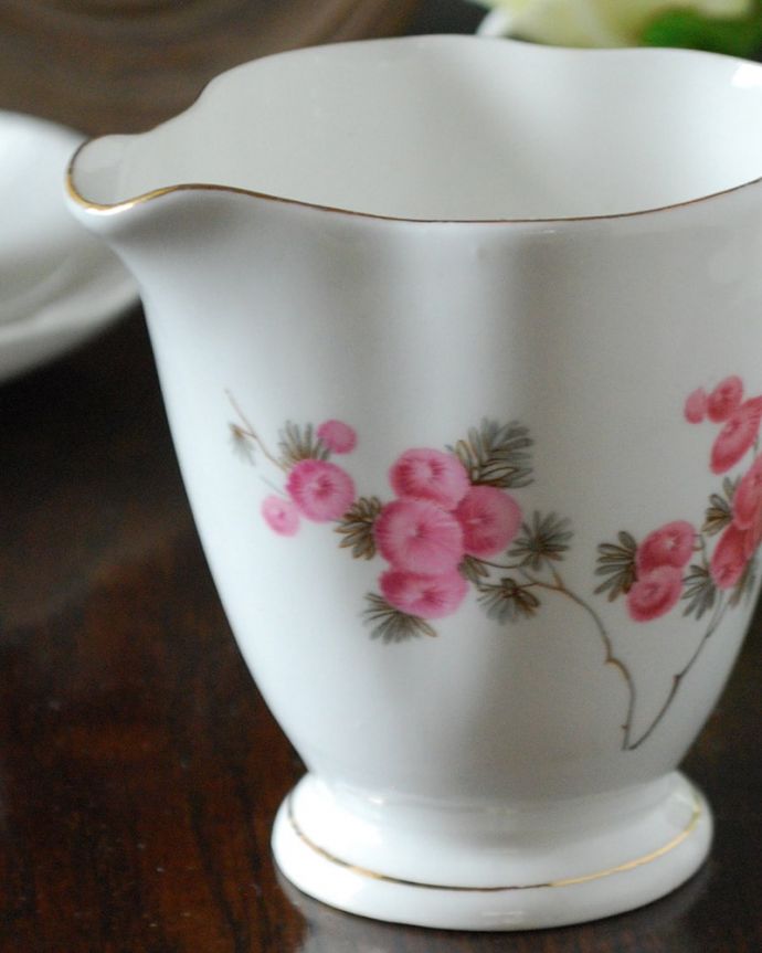 C.W.S. ウィンザーチャイナのミルクピッチャー