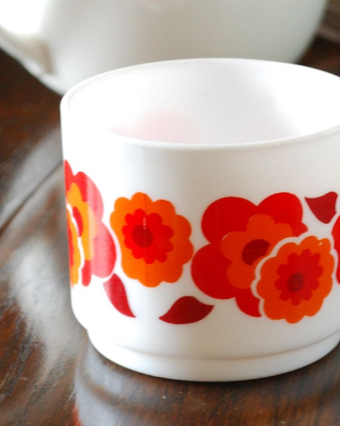 アンティーク 雑貨のガラス小物 アンティーク雑貨 アルコパル社カップ フランス生まれのアルコパルまるで陶磁器のような真っ白のミルクガラスのアルコパル。(m-4224-z)