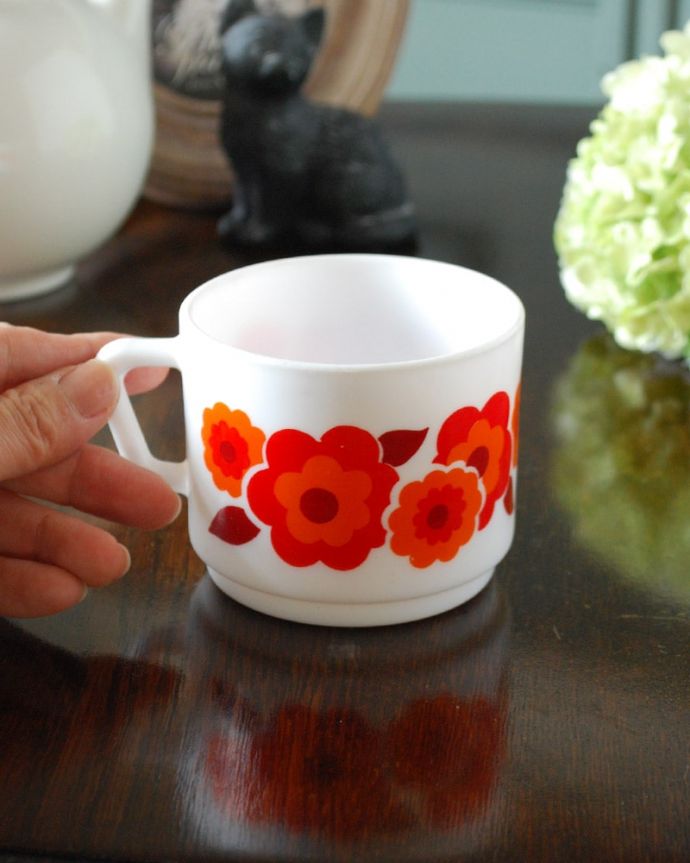 アンティーク 雑貨のガラス小物 アンティーク雑貨 アルコパル社カップ 大きさはコレくらい見た目はもちろん、レンジも食洗器も使える丈夫さが自慢です。(m-4224-z)